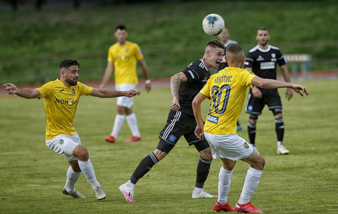 Bravo in Mura doma lovita drugo zmago, a težja naloga čaka ASobočane, ki bodo brez Luke Bobičanca (v sredini) poskušali streti trd sežanski oreh. FOTO: Blaž Samec/Delo