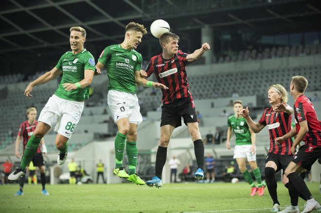 Uroš Korun in Enrik Osterc sta pokurila veliko moči v evropskem dvoboju z Vikingurjem, jutri pa ju na koprski Bonifiki čaka še zahtevnejpši tekmec. FOTO: Jure Eržen/Delo