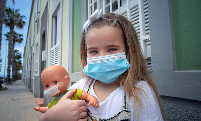 Največ nejasnosti ostaja glede vprašanja, v kolikšni meri lahko otroci širijo okužbe. Tisti z blagimi simptomi &ndash; ki ne kašljajo in kihajo &ndash; namreč virus širijo v manjši meri. FOTO: Desiree Martin/AFP