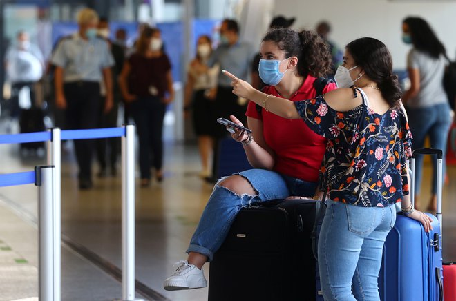Marsikateri novookuženi prebivalec Nemčije se je virusa nalezel v tujini in ga &shy;prinesel nazaj v domovino. Foto Kai Pfaffenbach/Reuters