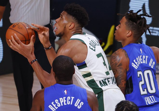 Košarkarji Milwaukeeja in prvi zvezdnik Giannis Antetokounmpo so po uvodnem porazu gladko opravili z Orlandom in se bodo za konferenčni finale pomerili z Miamijem. FOTO: Kevin C. Cox/AFP