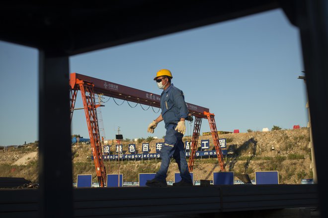 Most na polotok Pelješac gradi kitajski koncern v državni lasti CRBC - China Road and Bridge Corporation, kar 85 odstotkov 420 milijonov evrov vrednega projekta financira evropski proračun.&nbsp; Foto Foto: Jure Eržen/delo