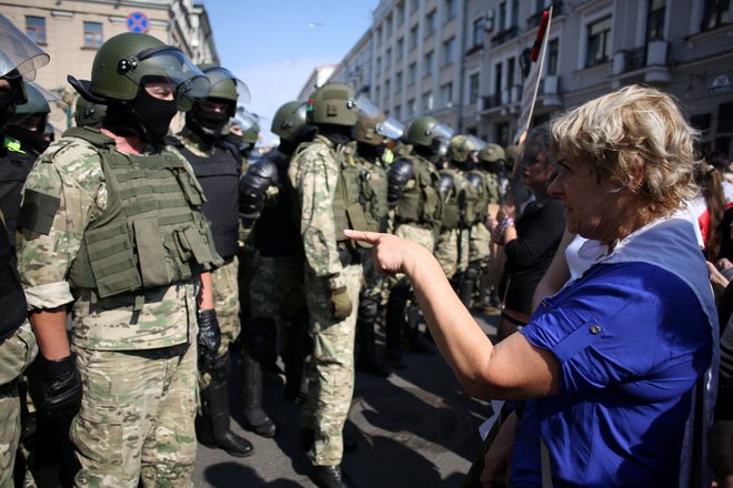 Varnostne sile so napadale mirne protestnike. Aretirali so večinoma moške, zgolj nekaj žensk. Slišati je bilo krike. FOTO: Reuters