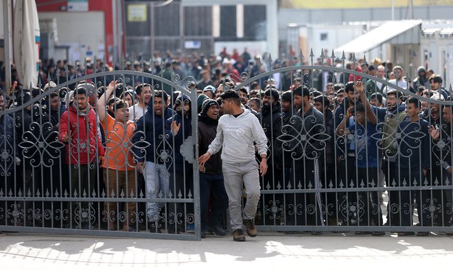 Februarskim prizorom iz Velike Kladuše na severozahodu Bosne in Hercegovine kar ni konca. Množicam frustriranih migrantov, ki ne morejo na razviti Zahod, se zdaj vse glasneje zoperstavljajo nezadovoljni domačini, ki jih skrbi za varnost. FOTO: Dado Ruvić/Reuters