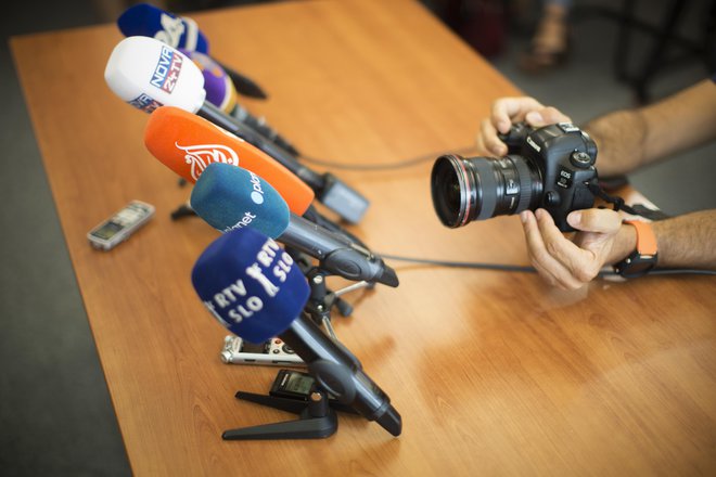 Ko je zaprla vrata novinarskih konferenc, je vlada ne le prisilila novinarje, da vprašanja postavljajo na daljavo, temveč je med epidemijo tudi otežila novinarsko kritiko. FOTO: Jure Eržen/Delo