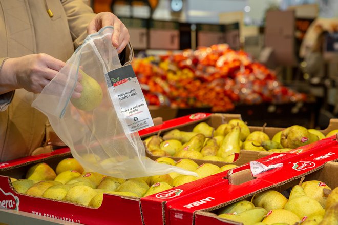 S pralnimi mrežastimi vrečkami iz recikliranega materiala za večkratno uporabo se lahko izognemo najtanjšim in za okolje zelo obremenjujočim plastičnim vrečkam. FOTO: arhiv Spar Slovenija