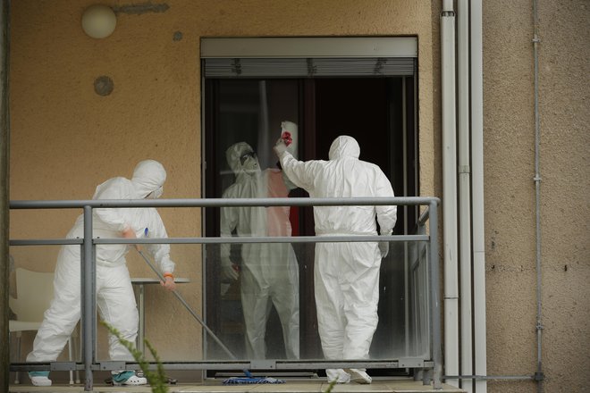 Domovi so ostali sami tudi pri zagotavljanju osebne varovalne opreme, ki je na trgu primanjkuje, stroški zanjo pa so čedalje višji, opozarjajo v SSZS. FOTO: Jure Eržen