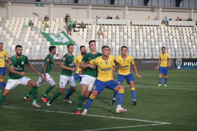 Mladi koprski napadalec Nardin Mulahusejnović in Olimpijin najstnik Enrik Osterc sta bila med vidnejšimi igralci derbija, v katerem sta oba osvojila po prvi točki v novi sezoni. FOTO: Danijel Škerjanc