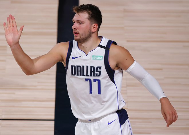 Luka Dončić si je za opravljeno prislužil pohvale svojega trenerja Ricka Carlisla in prvega strelca zmagovalne ekipe Kawhija Leonarda. FOTO: Kevin C. Cox/AFP