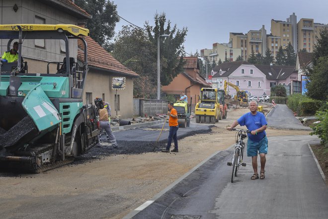 Na gradbišču od Ruskega carja proti Savi so včeraj polagali asfalt. FOTO: Jože Suhadolnik/Delo