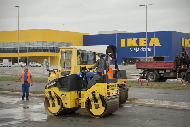 Čeprav je videti, kot da je Ikejina trgovina v ljubljanskem BTC že končana, pa delavce čaka še veliko dela v notranjosti stavbe. Foto Jure Eržen