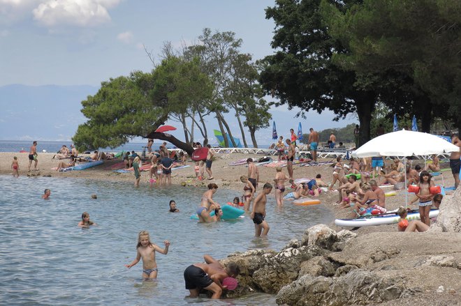 Dopustovanje na Hrvaškem otoku Krk v času koronavirusa. FOTO: Leon Vidic/Delo