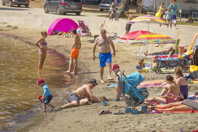 Dopustovanje na hrvaškem morju. FOTO: Leon Vidic/Delo