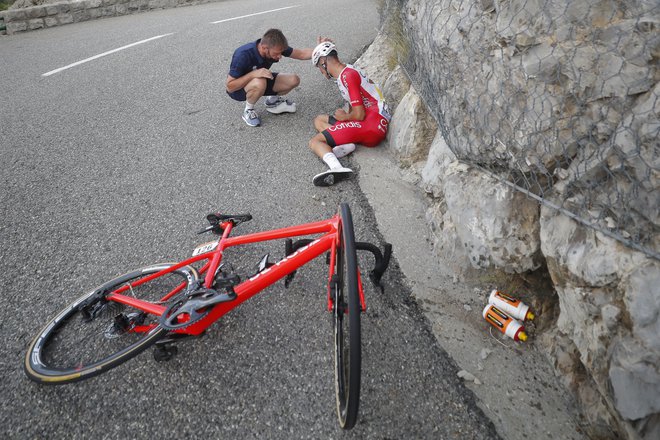 Antony Perez je odstopil. Na spustu s Col de Lèquesa je nerodno padel in si zlomil ključnico. FOTO: Stephane Mahe/Reuters