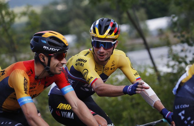 Primož Roglič (desno) in Mikel Landa sta danes sproščeno klepetala med etapo, jutri pa bosta pomerila moči na prvem ciljnem vzponu 107. Toura. FOTO: Stephane Mahe/Reuters