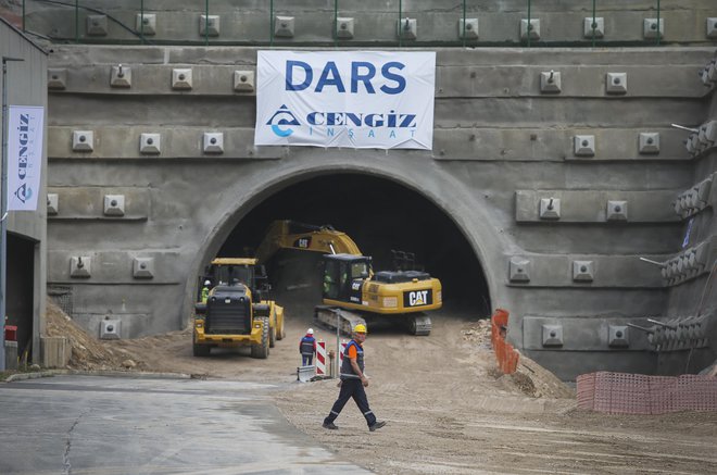 Turški izvajalec zagotavlja, da bo ujel zamujeni rok začetka gradnje, kar bi lahko verjeli, saj pozna v detajle strukturo hribine sosednje cevi predora. Foto Jože Suhadolnik/Delo