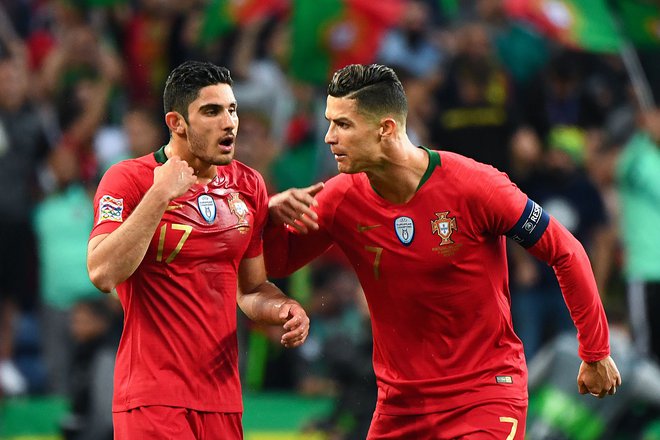 Gonçalo Guedes também mereceu os parabéns do melhor marcador de Portugal, Cristiano Ronaldo.  FOTO: AFP