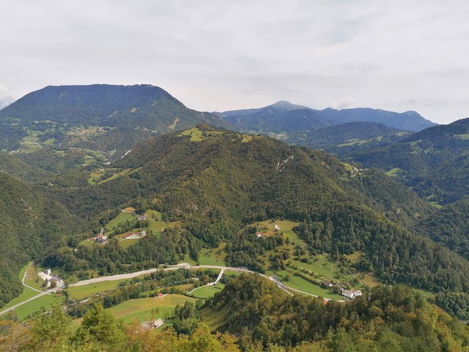 Z razgledne točke pod cerkvijo je osupljiv razgled na Porezen, Kojco in sosednje hribe. FOTO: Anja Intihar