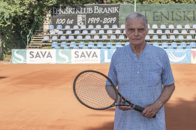 Misel, da se starost ne meri s številom let, ampak s stopnjo lenobe, ima vsak dan pred očmi. Kot športnik je bil dvakrat prvak SFRJ v tenisu (mladinski pari nad 45) in med prvih 20 v Evropi (nad 60). Foto Mariborinfo