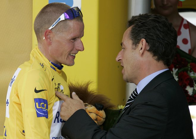 Michaelu Rasmussenu je leta 2007 čestital tudi francoski predsednik Nicolas Sarkozy. Sledil je škandal&nbsp;... FOTO: Thierry Roge/Reuters