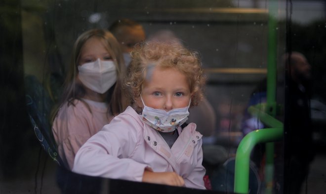 Ministrica za šolstvo vse šolarje poziva naj v šolo vstopijo odločno, pogumno in veselo. FOTO: Jože Suhadolnik/Delo