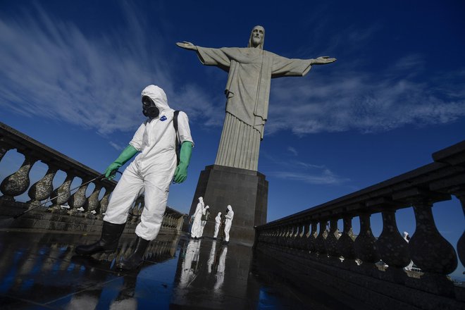 Brazilska vojska je razkuževala javne površine. FOTO: Mauro Pimentel/AFP