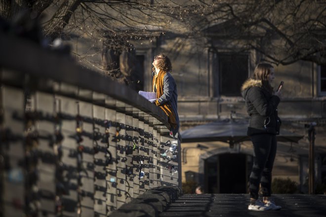 Socialna distanca ne sme postati brezčasna stalnica. FOTO: Voranc Vogel/Delo