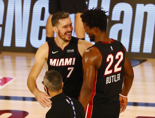 Goran Dragić in Jimmy Butler sta prešerno proslavila zmago nad Milwaukeejem. FOTO: Kim Klement/USA Today Sports