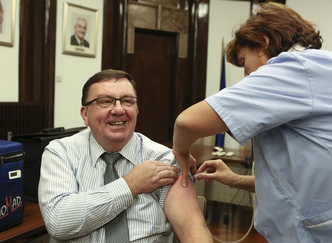 Proti gripi se je pred novinarji cepil tudi zdravstveni minister Samo Fakin. FOTO: Jože Suhadolnik/Delo