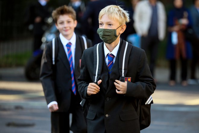 Prvič od marca so v šolo zakorakali tudi šolarji v Londonu.<br />
FOTO: Kevin Coombs/Reuters