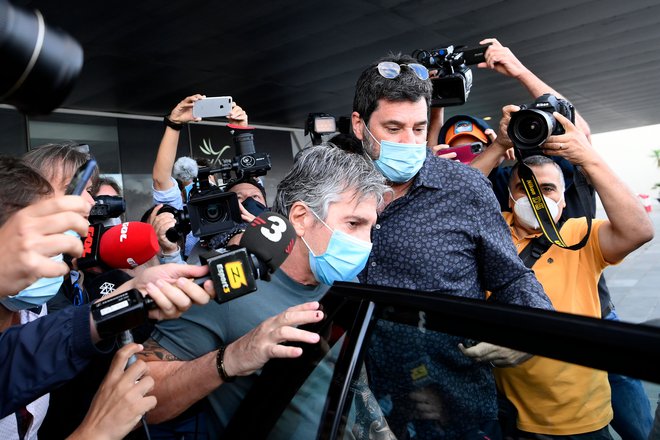 Jorgeja Messija v Barceloni spremlja veika množica novinarjev. FOTO: Lluis Gene/AFP