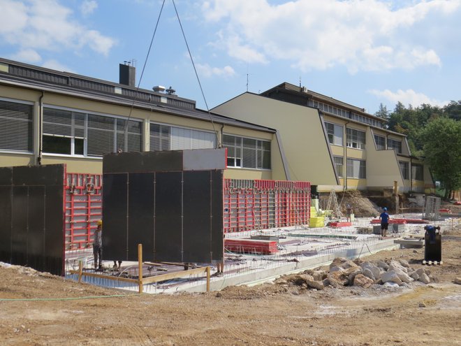 Okolica preserske osnovne šole je postala veliko gradbišče. FOTO: Bojan Rajšek/Delo