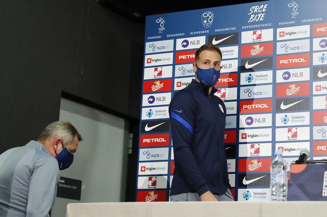 Tudi selektor Matjaž Kek in kapetan Jan Oblak sta med druženjem z novinarji ravnala samozaščitno. FOTO: Leon Vidic