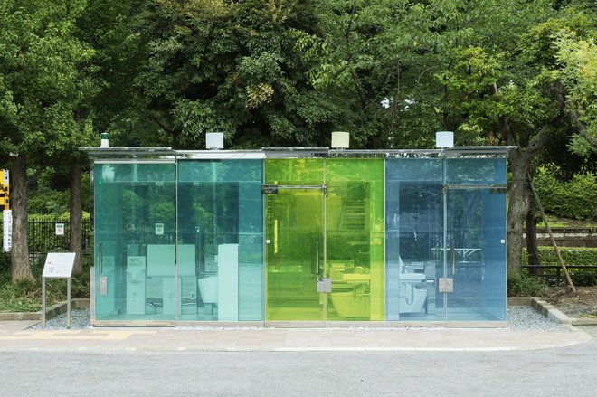 Uporabnik lahko že od zunaj preveri, ali je stranišče prazno in čisto, kot si je to zamislil priznani japonski arhitekt Šigeru Ban. FOTO: Satoshi Nagare/The Nippon Foundation