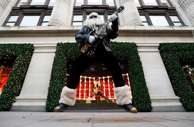 Znanilka božičnih trendov je običajno že avgusta londonska veleblagovnica Selfridges (na fotografiji), letos sta jo prehiteli starejši tekmeci. Foto Peter Nicholls/ Reuters