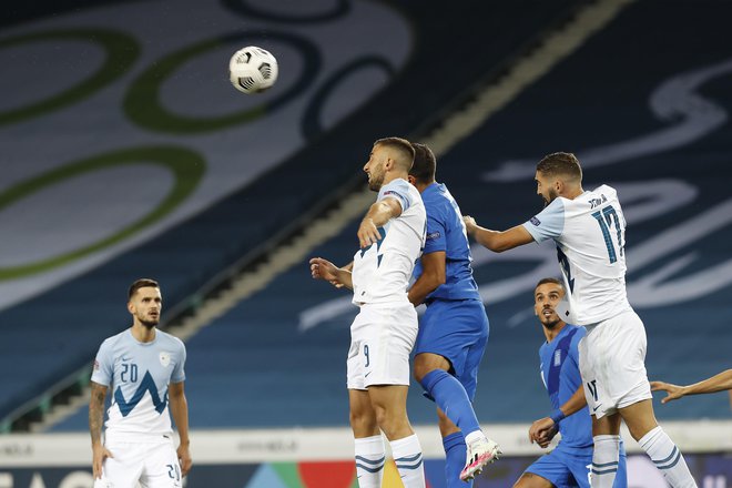 Precej je bilo bojevitosti, a malo priložnosti na tekmi med Slovenijo in Grčijo. FOTO: Leon Vidic/Delo