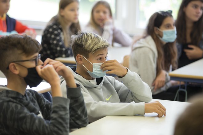 Nekateri učenci nosijo masko tudi med poukom. FOTO: Jure Eržen/Delo