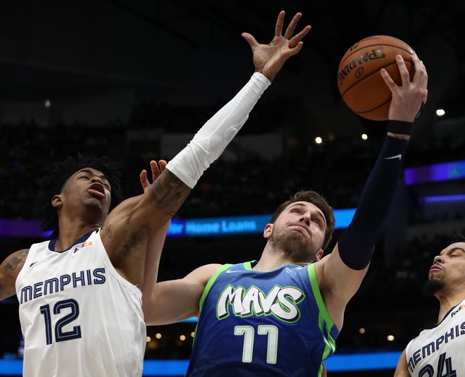 Ja Morant (levo) je nasledil Luko Dončića (desno) kot najboljši novinec leta v ligi NBA. FOTO: Ronald Martinez/AFP