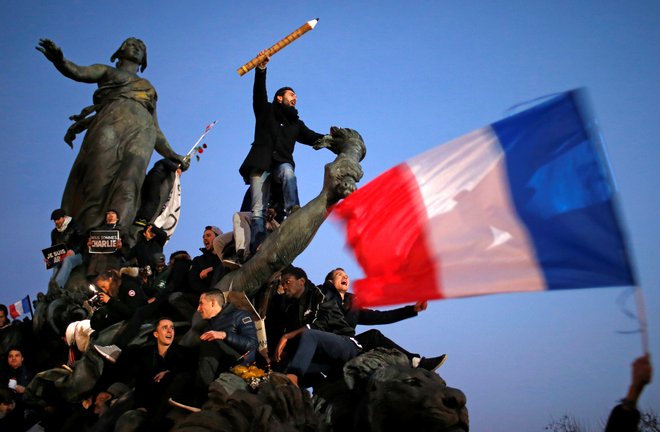 Javnost, ki se je januarja 2015 zbrala, da bi podprla satirični časnik Charlie Hebdo Foto Stephane Mahe/Reuters