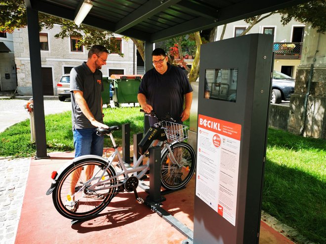 Tomaž Vencelj pri enem od postajališč za električna kolesa. FOTO: Jožica Lazar/Icra