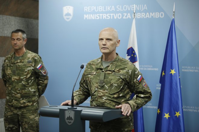 Brigadir Robert Glavaš negativno oceno bojne pripravljenosti vojske vidi kot oceno celotne družbe, saj vojska sama ne kupuje opreme, ki jo potrebuje za izpolnjevanje svojih nalog. FOTO: Jure Eržen/Delo