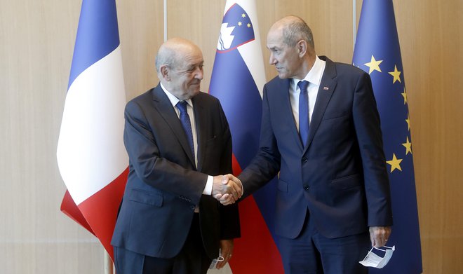 Francoskega ministra za Evropo in zunanje zadeve Jeana-Yvesa Le Driana je sprejel tudi predsednik vlade Janez Janša.&nbsp;FOTO: Blaž Samec/Delo&nbsp;