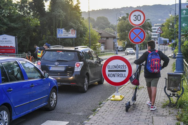 Madžarska je tarča kritik Bruslja, ker da je na mejah vpeljala diskriminatorni režim. FOTO: AFP