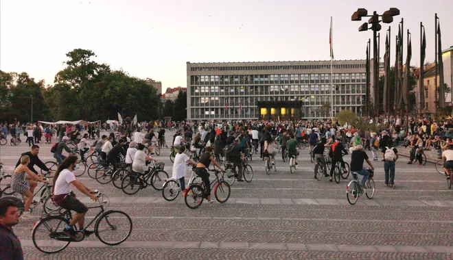 20. protest v Ljubljani se je odvil po preizkušenem scenariju iz preteklosti: z vožnjo na kolesih po osrednjih ulicah in ponovno ciljem na Trgu republike. FOTO: Jože Suhadolnik/Delo