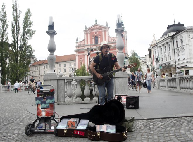 Na Stritarjevi in na Mestnem trgu nastopi uličnih umetnikov ne bodo več dovoljeni. FOTO: Mavric Pivk/Delo
