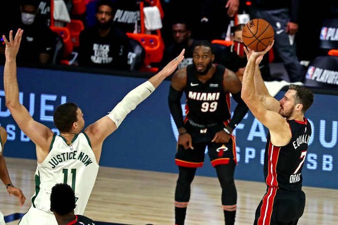 Goran Dragić (desno) in drugi košarkarji Miamija&nbsp; so v izjemni formi v končnici NBA v Orlandu in jih po tretji zmagi proti Milwaukeeju od napredovanju v finale vzhodne konference loči le še zmaga. FOTO: Kim Klement/USA TODAY Sports