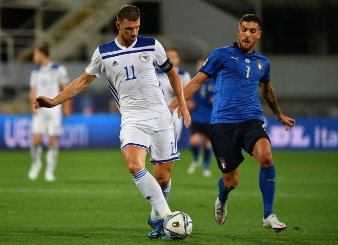 Bosna in Hercegovina je ligo narodov začela z neodločenim izidom proti Italiji v gosteh. Za BiH je bil strelec &raquo;Italijan&laquo; Edin Džeko (levo). FOTO: Isabella Bonotto/AFP