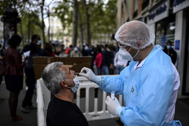 Porast okužb s covidom-19 je zaznati tudi v ostalih državah v regiji, saj se povsod zaključujejo poletni dopusti in otroci vračajo v šole. FOTO: Christophe Archambault/AFP