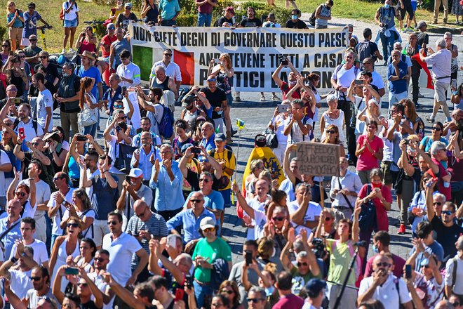 V Rimu so bili danes protesti nasprotnikov ukrepov, ki jih je italijanska vlada sprejela za omejitev širjenja novega koronavirusa. FOTO: Vincenzo Pinto/AFP