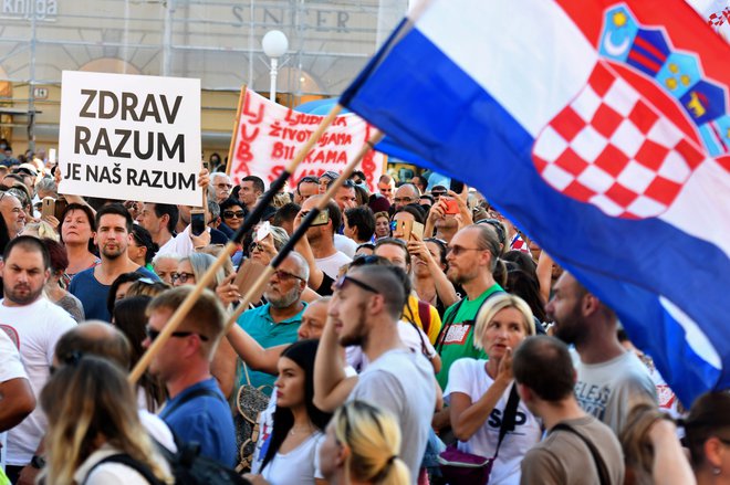 Po ocenah hrvaških medijev je bilo zbranih nekaj tisoč ljudi, med katerimi so nekateri prišli organizirano iz drugih hrvaških mest. FOTO: Denis Lovrovic/AFP